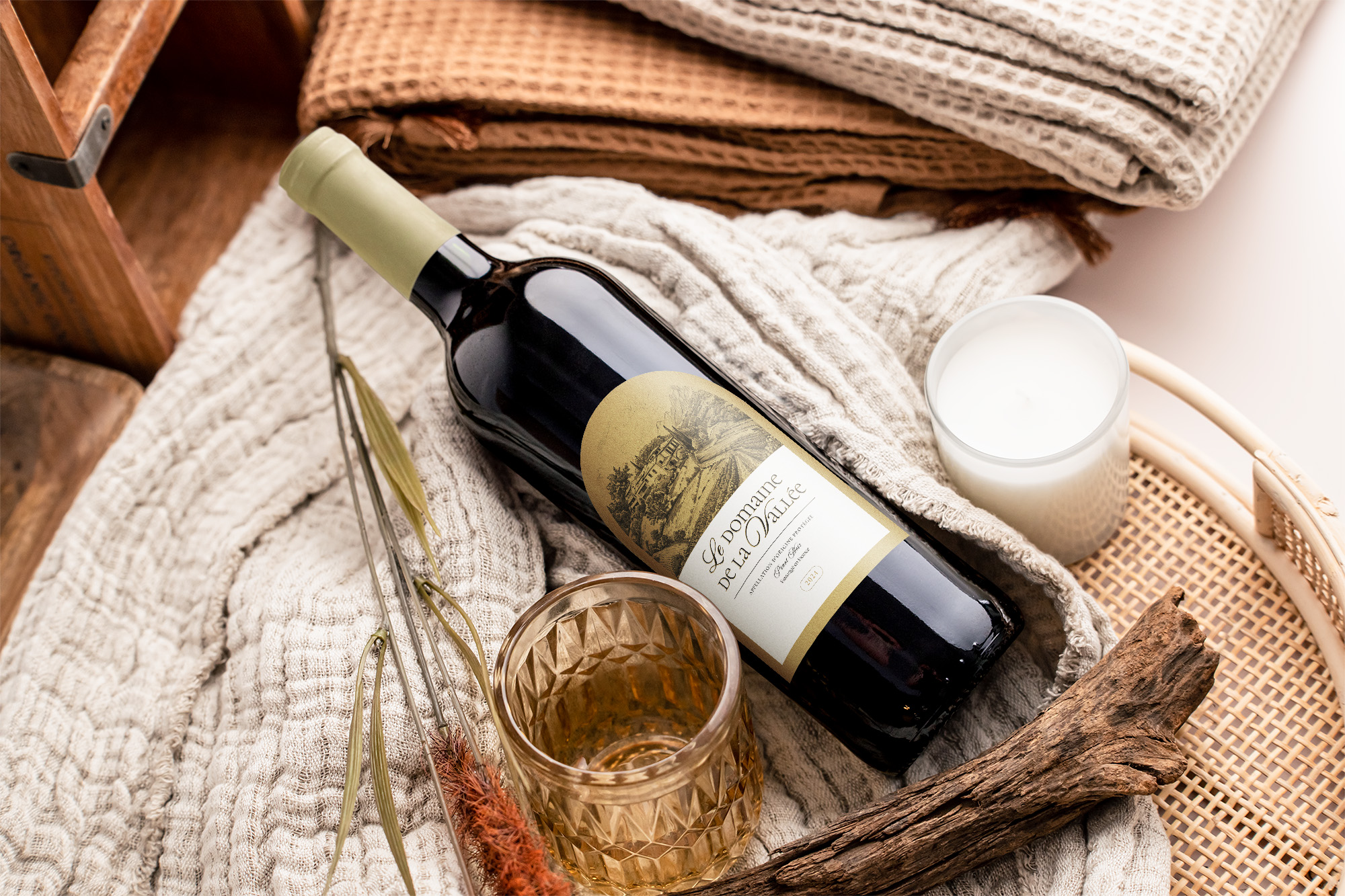 Le Domaine de la Vallée — bouteille en mise en scène cosy